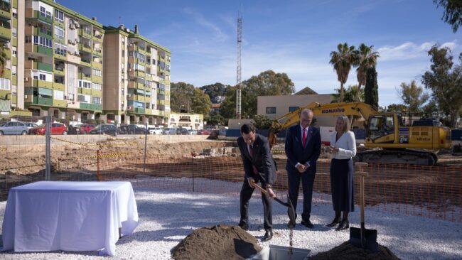 Juanma Moreno: «Con el nuevo centro de salud de El Palo estamos saldando una vieja deuda»