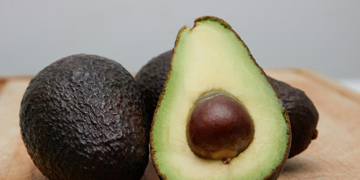 oro-verde-la-fruta-rica-en-magnesio-que-te-ayudara-a-aliviar-el-dolor-de-cabeza-y-que-ademas-cuida-tu-salud-cardiovascular Oro verde: la fruta rica en magnesio que te ayudará a aliviar el dolor de cabeza y que además cuida tu salud cardiovascular