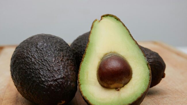 Oro verde: la fruta rica en magnesio que te ayudará a aliviar el dolor de cabeza y que además cuida tu salud cardiovascular