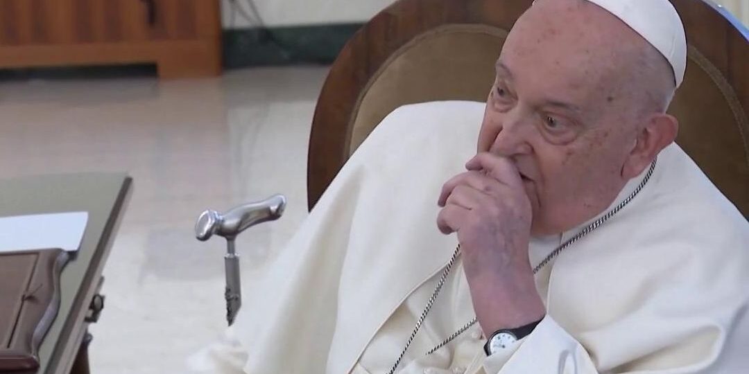 todos-los-baches-de-salud-del-papa-francisco-en-enero-tuvo-que-recibir-a-sus-fieles-con-el-brazo-en-cabestrillo Todos los baches de salud del papa Francisco: en enero tuvo que recibir a sus fieles con el brazo en cabestrillo