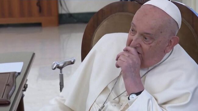Todos los baches de salud del papa Francisco: en enero tuvo que recibir a sus fieles con el brazo en cabestrillo