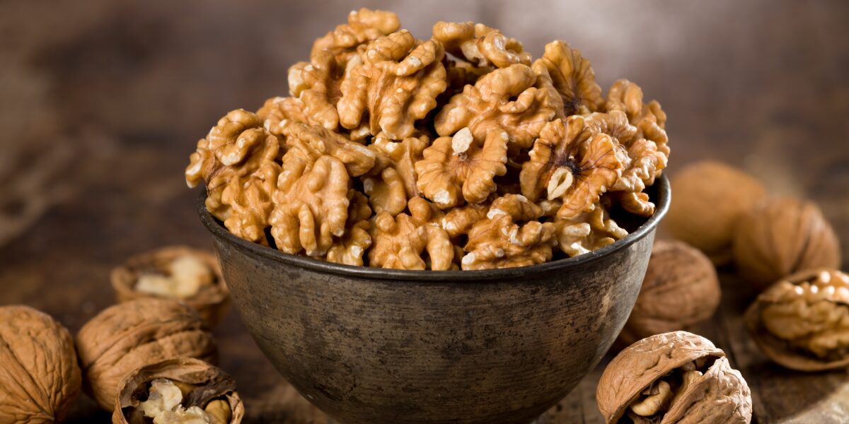 Ni avellanas ni anacardos: el fruto seco que no puede faltar en tu dieta para estimular la producción de colágeno y cuidar tu salud cardiovascular