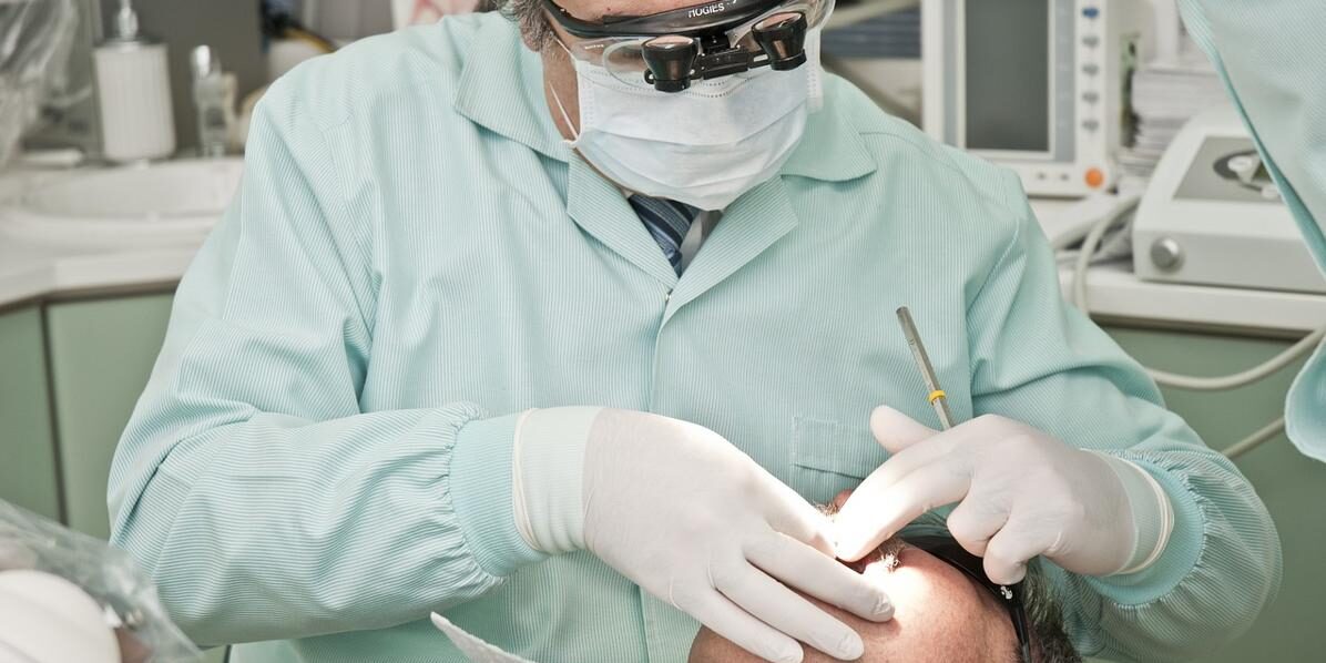 Un estudio asocia a las bacterias de la boca con un problema de salud cerebral a medida que se envejece