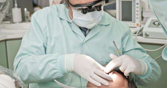Un estudio asocia a las bacterias de la boca con un problema de salud cerebral a medida que se envejece