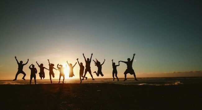 Si quieres vivir una vida más feliz a los 50 años y tener una mejor salud mental, empieza a adoptar estos hábitos diarios
